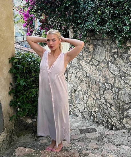 Anais Gallagher pretty star images