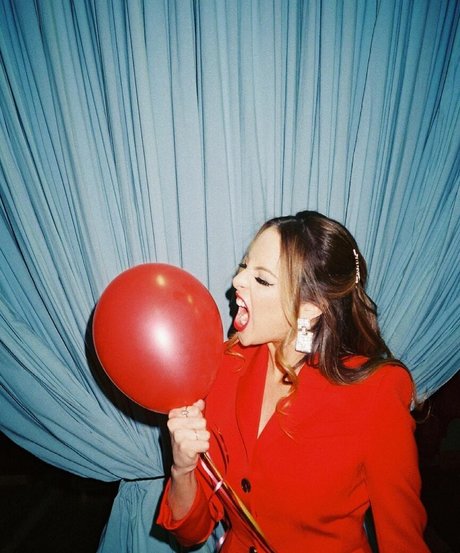 Elizabeth Gillies model free galleries