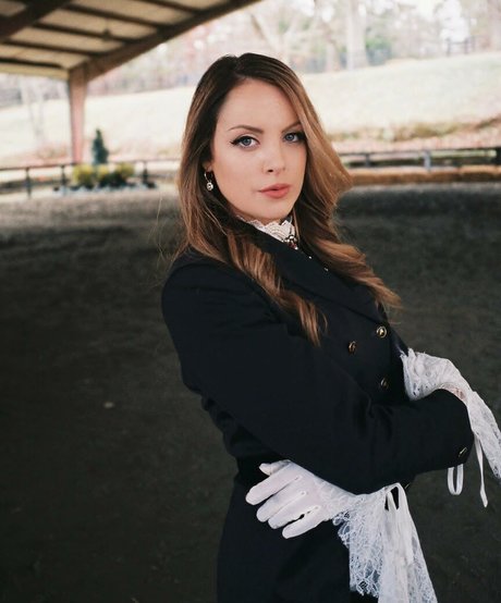 Elizabeth Gillies free pornstar galleries