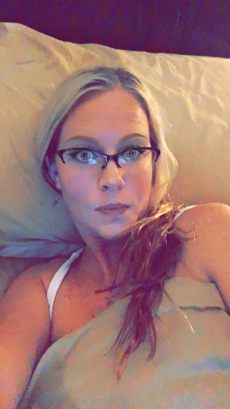 Nikki Lynx pretty pornstar image