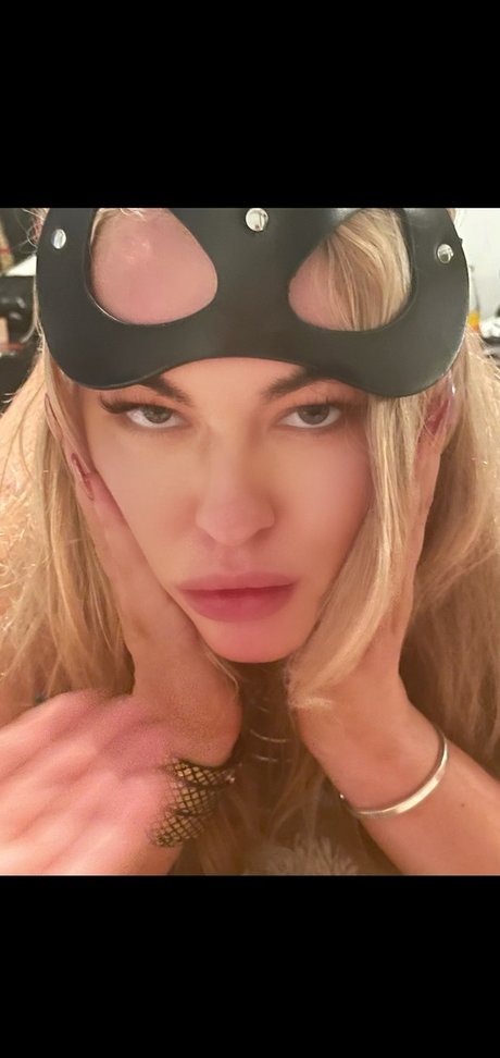 PeepingTomsQuest naked pornstar photo