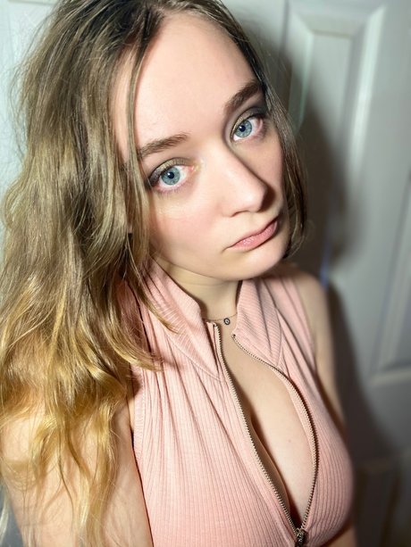 PrettyRonnie art actress photo