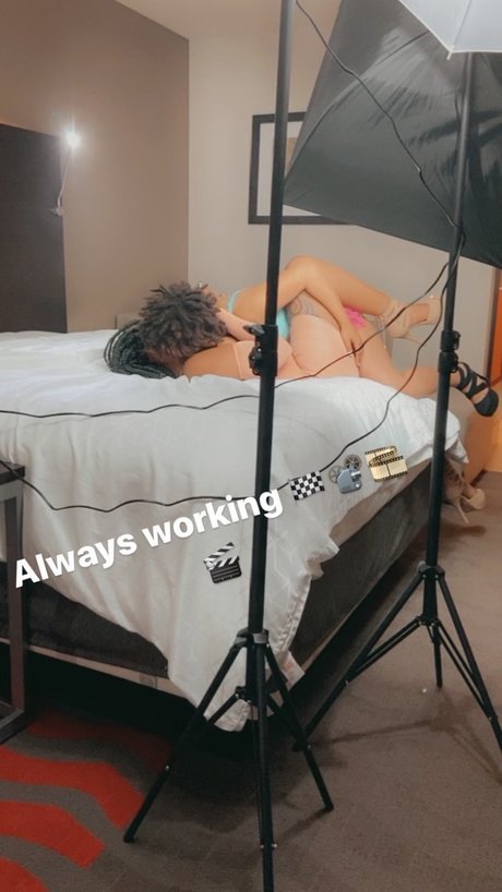 Pornlandia model top pic