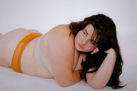 Mistress Daphne hot actress picture