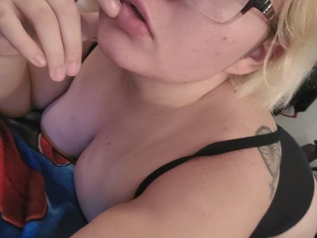 Pixie Kiss pornstar free photo