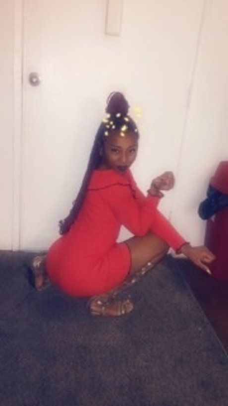 Qunny Monroe nude star img