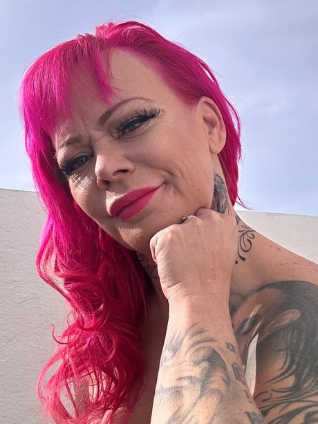 Loving Queen star adult galleries