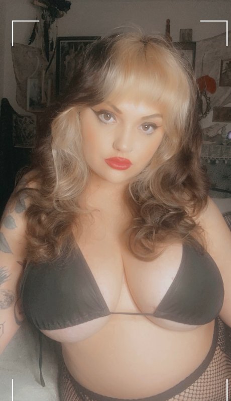 Primrose model hot pic