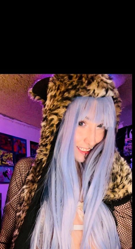 Man Eater Mantis star sexy images