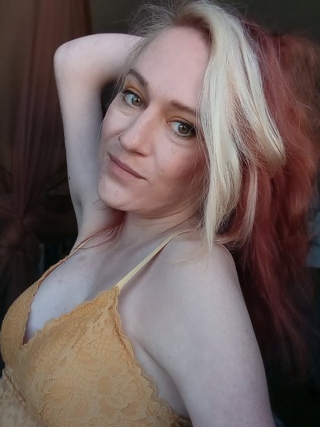 _Ariel AriAbled_ hot model picture