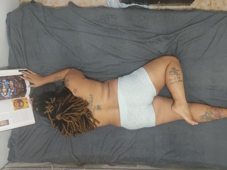 MARRENTINHA_ erotic star photo