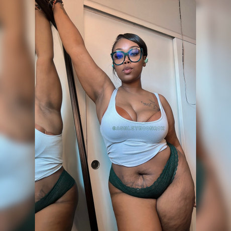 Ashley Moonrox_ top model img