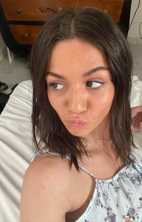 _Bec model top photo