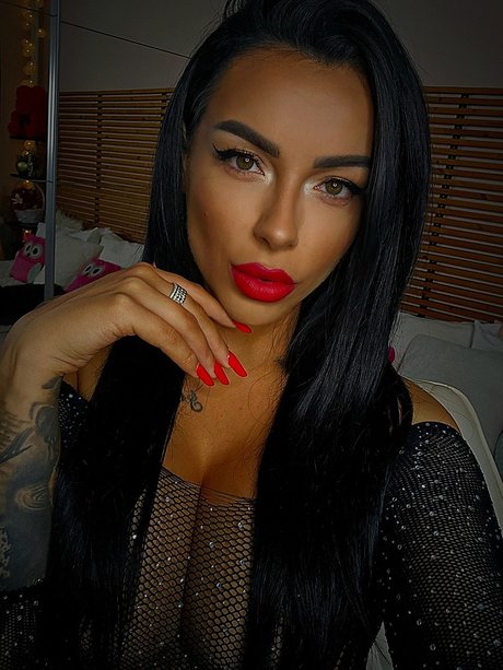 Mazeekin30x naked actress pictures