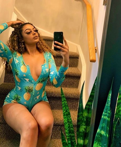 Meleeyak nude model archive