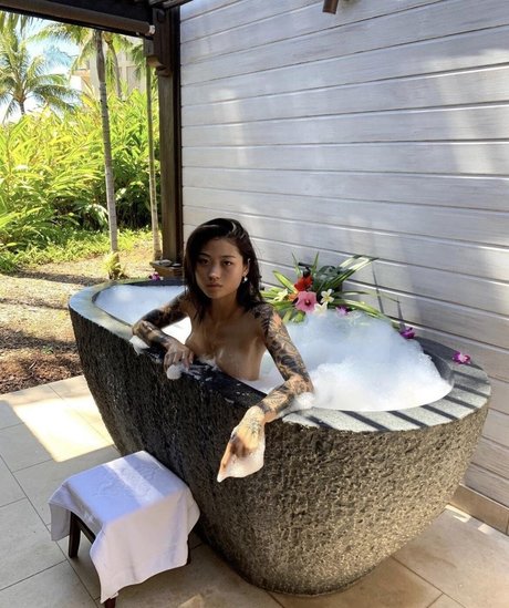 Mae Col naked model gallery