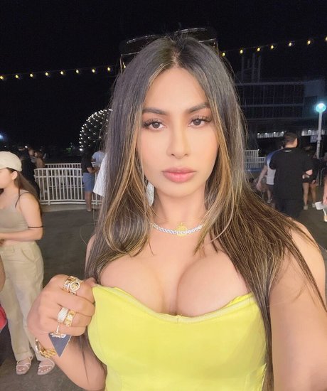 Amelia Maltepe star best pictures