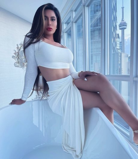 Amelia Maltepe star pornographic image