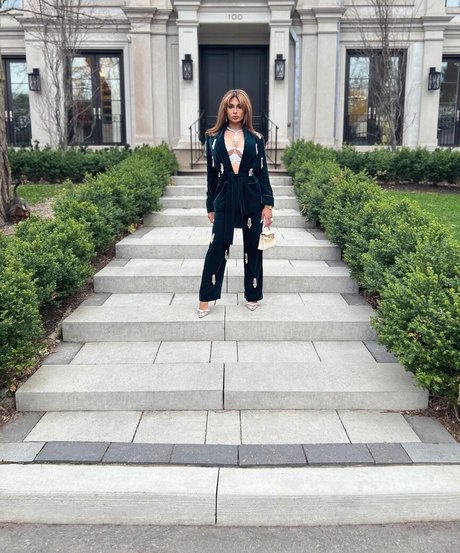 Amelia Maltepe perfect star gallery