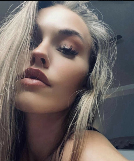 Laura Sophie Muller hot actress pic