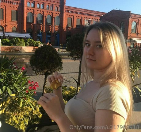 celebrity hannah montana model perfect photos