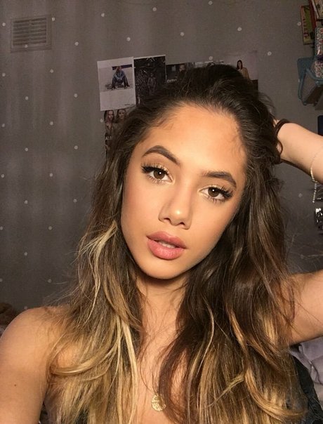 Saoirse Alicia Behzadi erotic star image