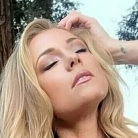 missnikkileigh adult model picture