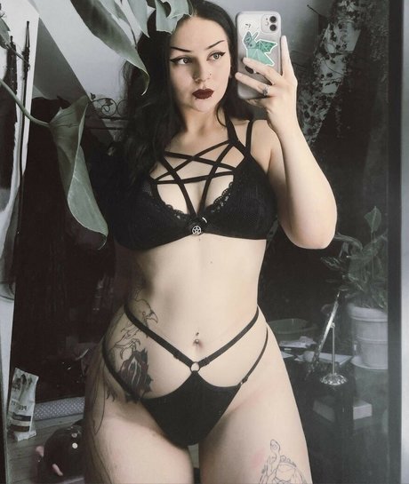 NevernaNoir high quality model pic