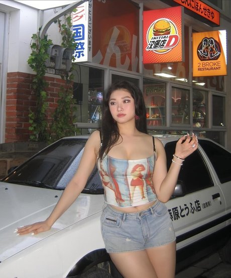 Vicki Mranrr hot actress photos