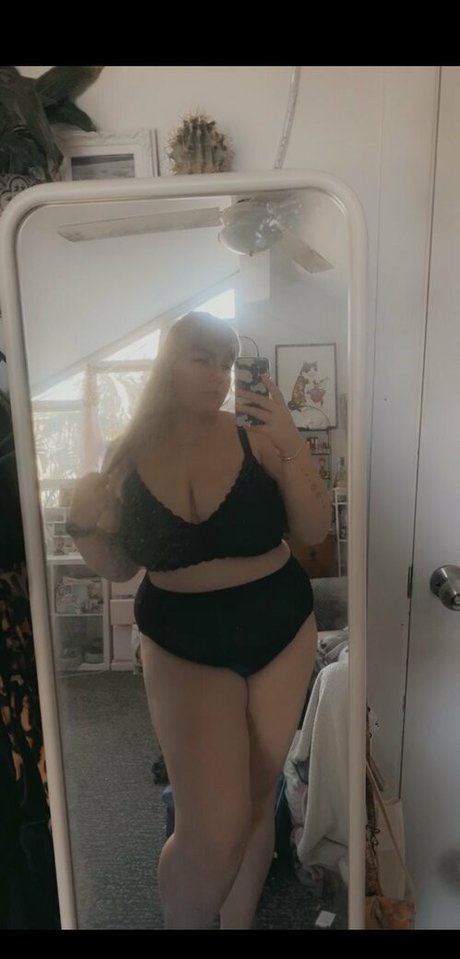 pastelpeachie beautiful model pic