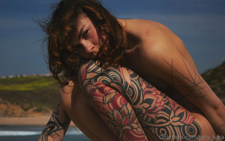 poly luna hot model pic