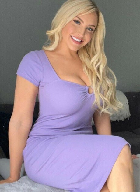 Emma Louise Jones model free image