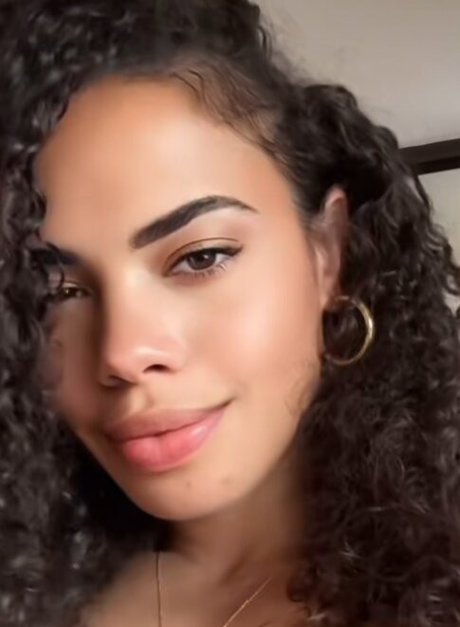 Walessa Munoz model sexy image