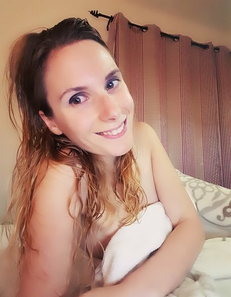 ellyedelweiss nudes model image