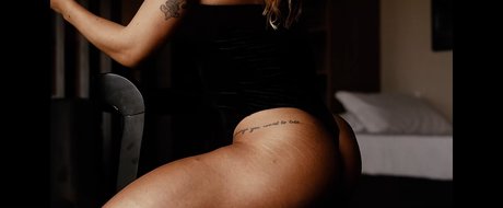 Julia Chitarra free model photo