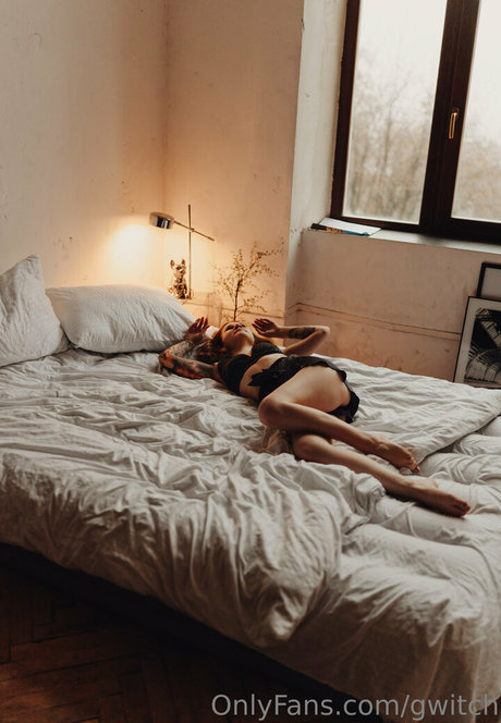 gwitch naked model image