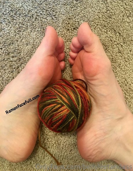 bellsfeetandass model image