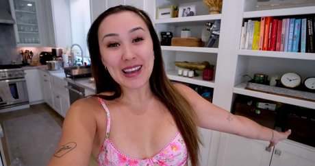 LaurDIY sexy model picture