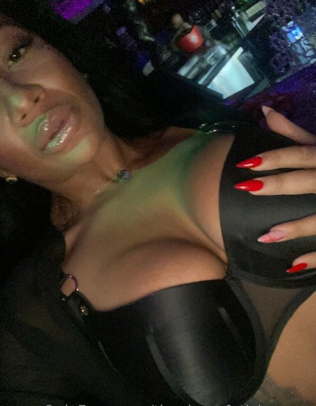 kikiluxxxe nudes star pictures