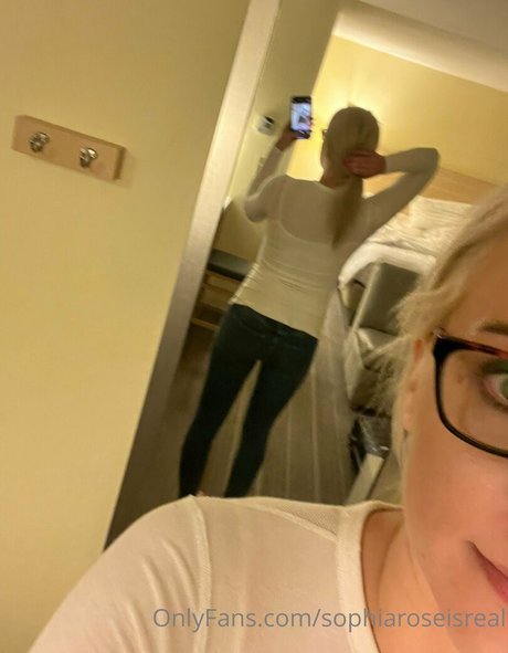 sophiaroseisreal model nudes pic