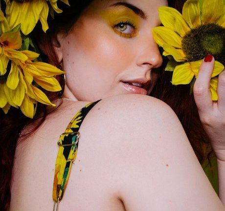 Joanne Rose beautiful star img