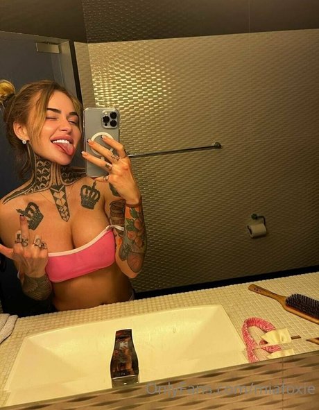 miafoxie top pornstar pic