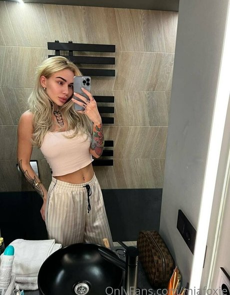 miafoxie star beautiful pics