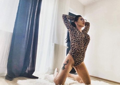 Bella bella naked actress archive