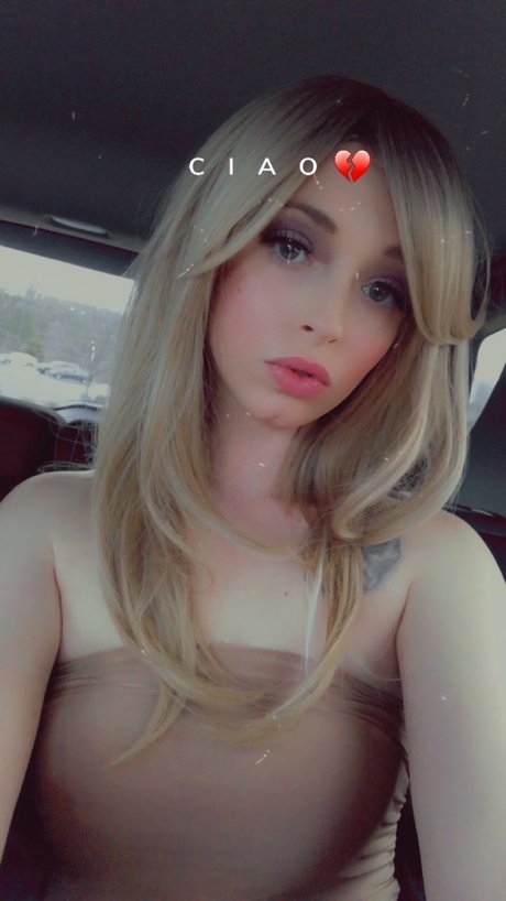 MILKMONEY model naked pic