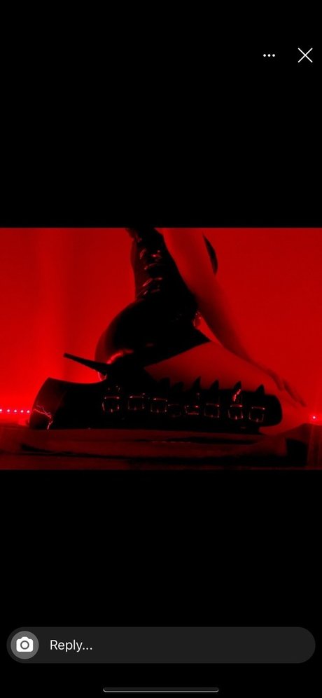 Big Trouble erotic actress image