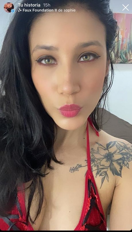 Caroljones hot model pic