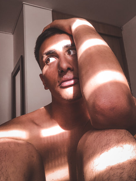 Julian Largo model pretty pictures