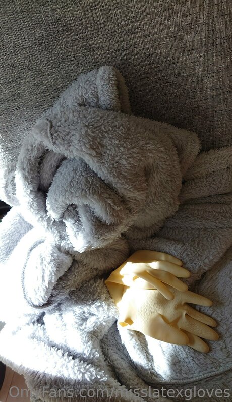 Miss Latex GLoves nude star pic