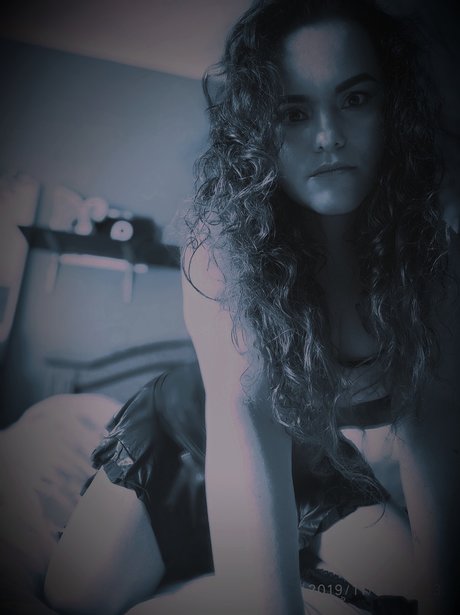 Isis Cobe naked actress image